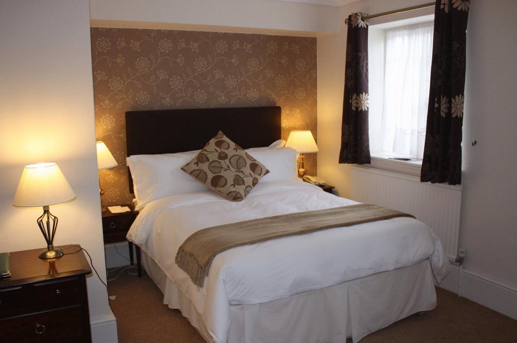 Springs Hotel & Golf Club Wallingford Room photo