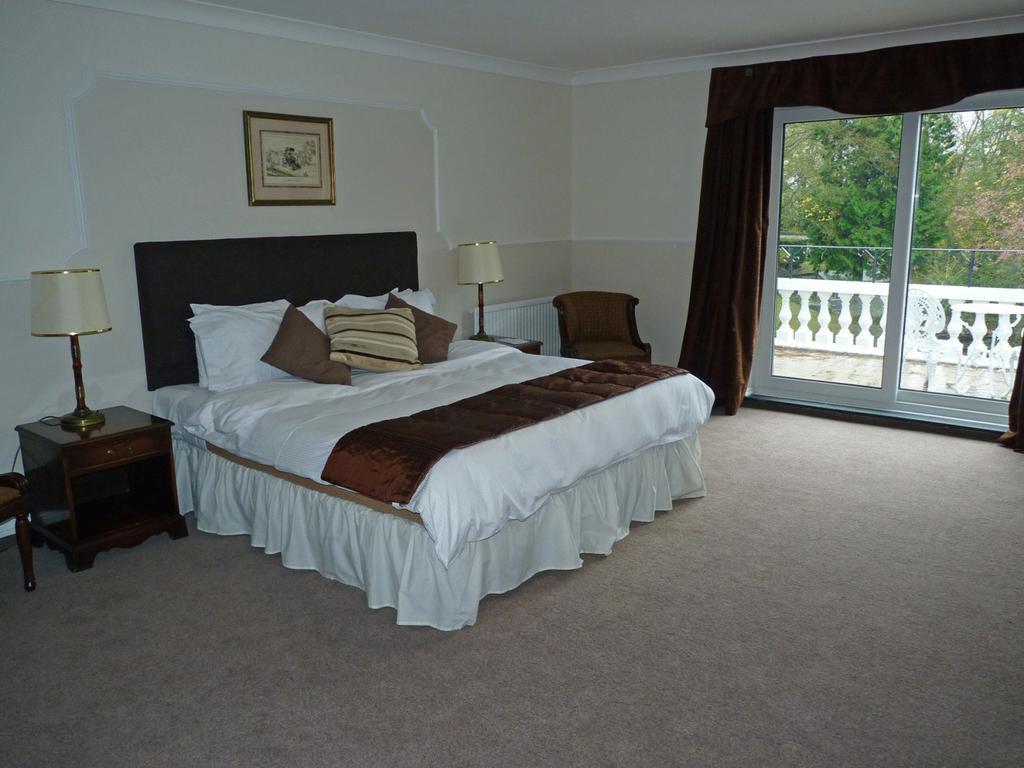 Springs Hotel & Golf Club Wallingford Room photo